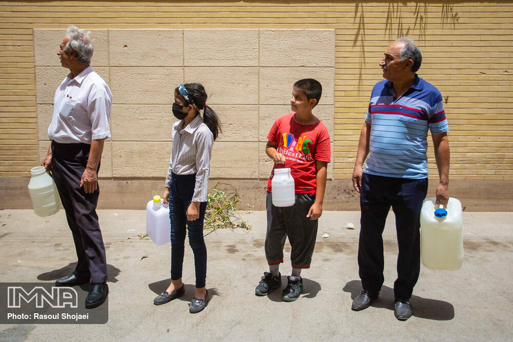 صف دریافت آب آشامیدنی در تابستان1400 اصفهان